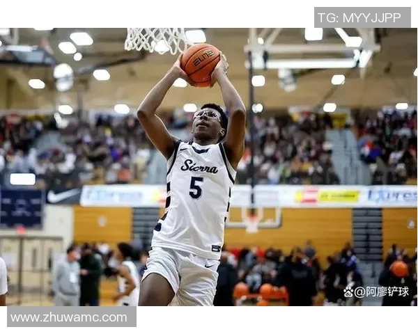 足球明星挑战篮球赛场展现全能运动天赋引发热议